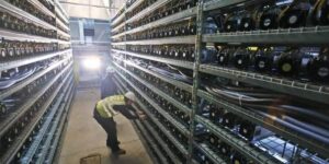 Workers maintaining ASIC rigs in a crypto facility to join a mining pool efficiently