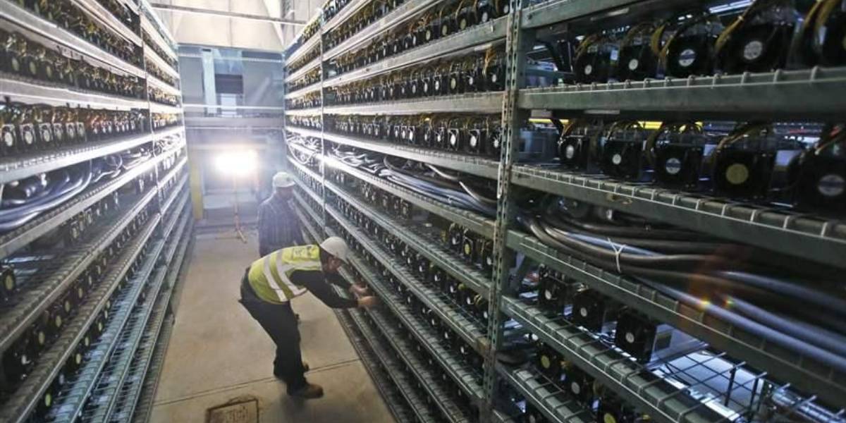 Workers maintaining ASIC rigs in a crypto facility to join a mining pool efficiently